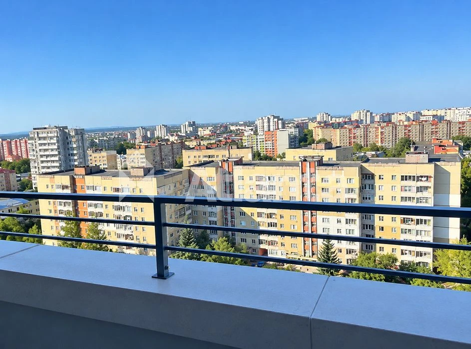 Продається простора 2-кімнатна квартира