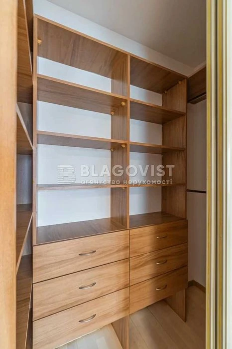 ТЕРМІНОВО продаж велика 3К Назарівська (Вєтрова), 7б