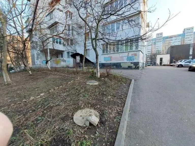 1К 37М² на 1 поверсі, Ільфа та Петрова — ФАСАДНЕ приміщення
