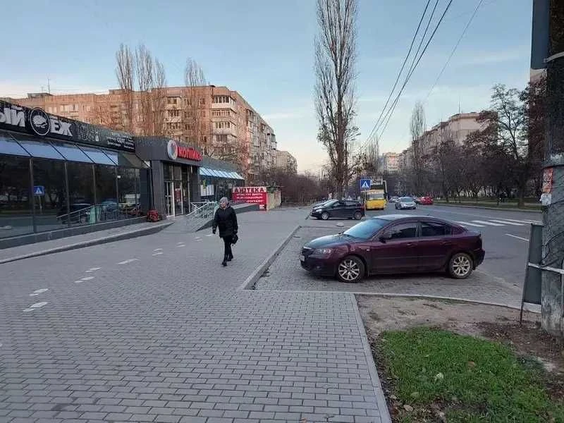 1К 37М² на 1 поверсі, Ільфа та Петрова — ФАСАДНЕ приміщення