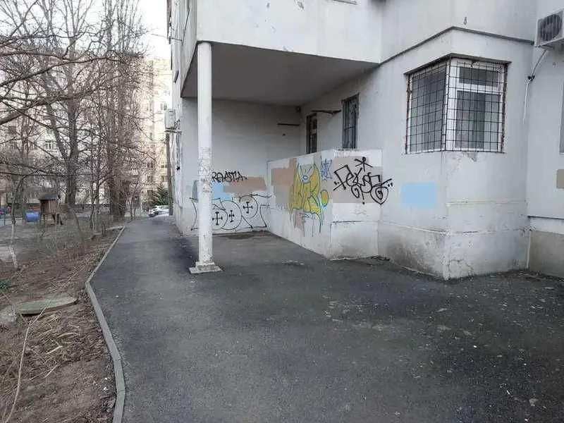 1К 37М² на 1 поверсі, Ільфа та Петрова — ФАСАДНЕ приміщення