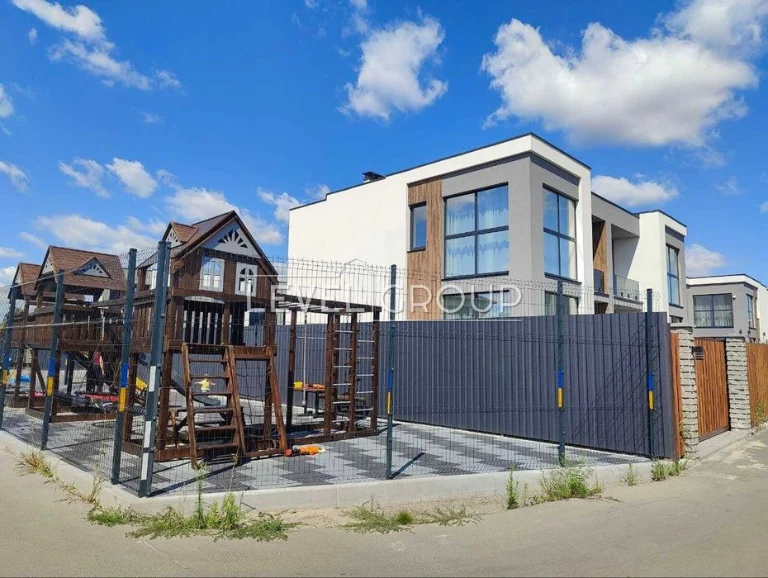 Продаж двоповерхового будинку в закритому КМ Osocor House/ву