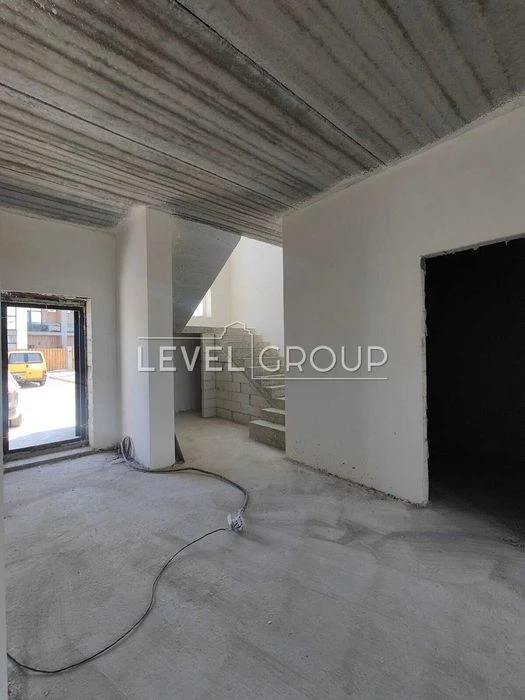 Продаж двоповерхового будинку в закритому КМ Osocor House/ву