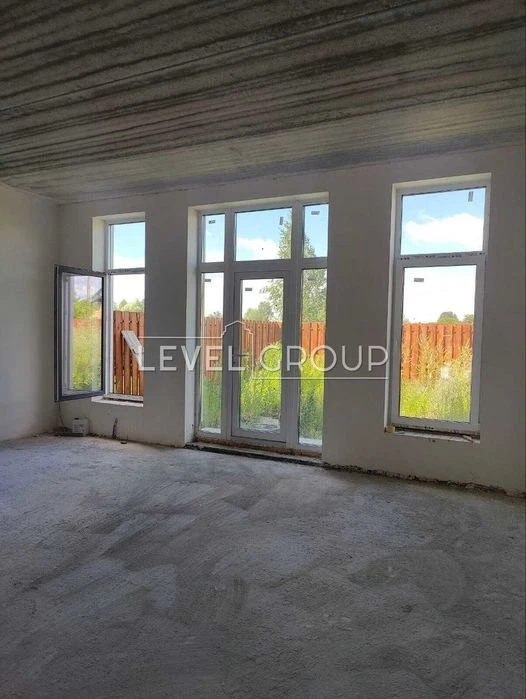 Продаж двоповерхового будинку в закритому КМ Osocor House/ву