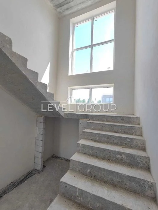 Продаж двоповерхового будинку в закритому КМ Osocor House/ву