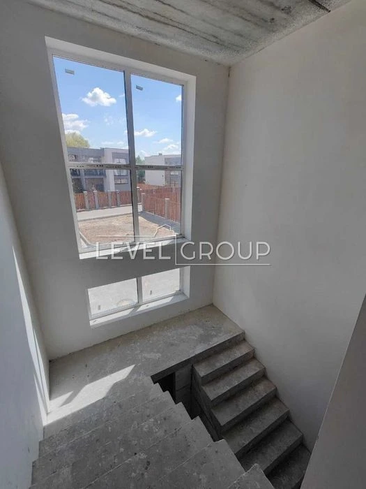 Продаж двоповерхового будинку в закритому КМ Osocor House/ву