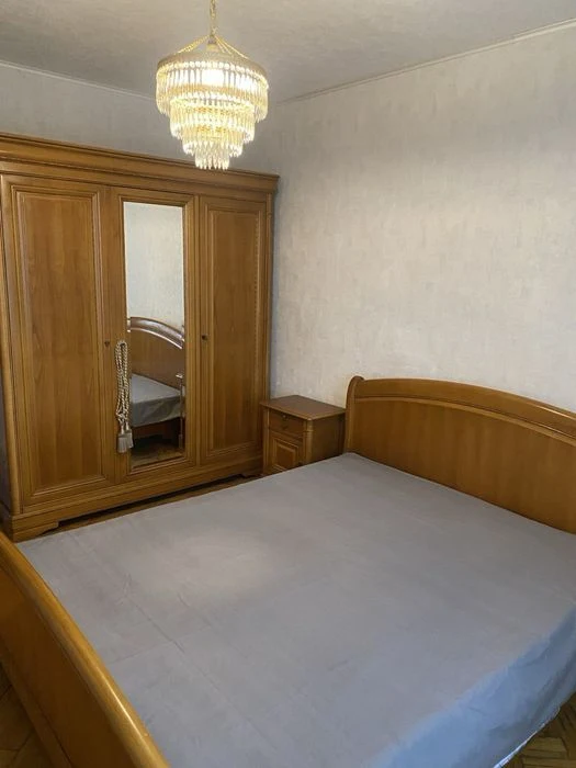 I will sell a three-room apartment near the Saltovskoe metro station.