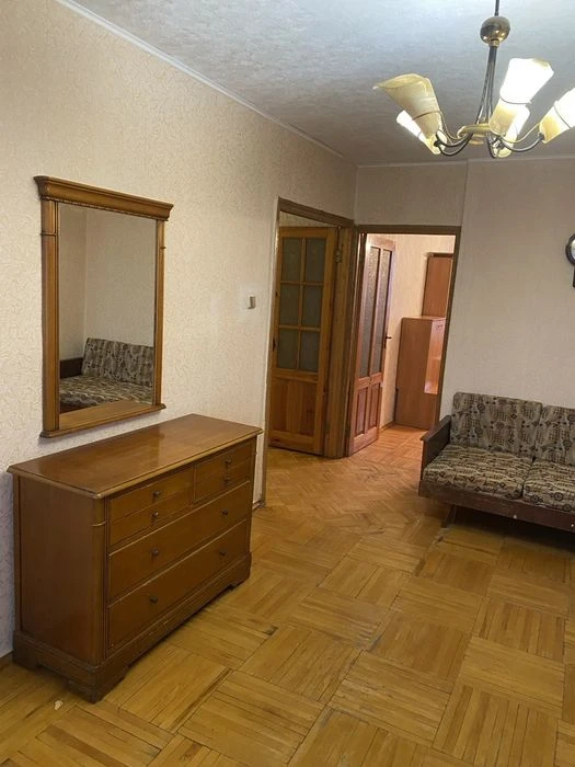 I will sell a three-room apartment near the Saltovskoe metro station.