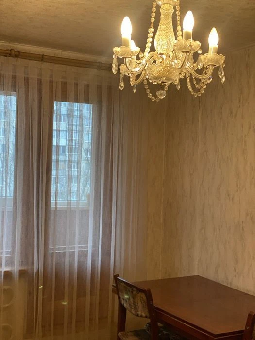I will sell a three-room apartment near the Saltovskoe metro station.