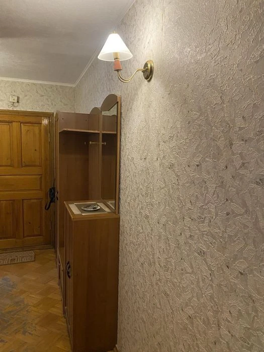 I will sell a three-room apartment near the Saltovskoe metro station.