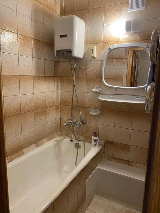 I will sell a three-room apartment near the Saltovskoe metro station.