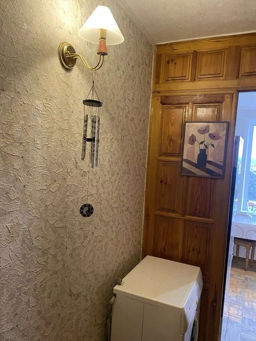 I will sell a three-room apartment near the Saltovskoe metro station.