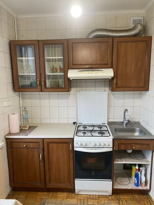 I will sell a three-room apartment near the Saltovskoe metro station.