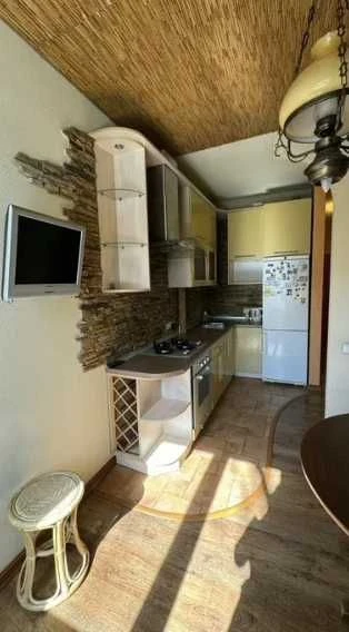 Продам 2 ярусную квартиру 100м2  в самом центре города . Цен