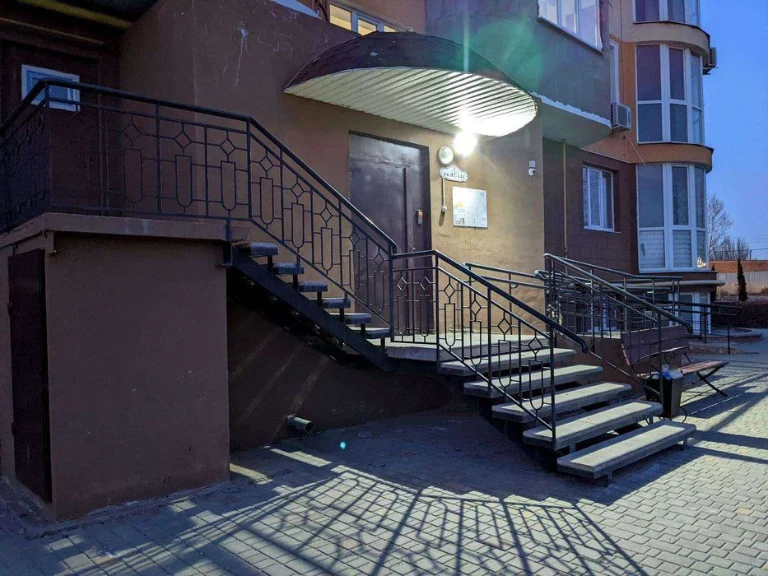 Двохрівнева 3-х кім.кв. 80.5м2 в цегляному будинку (2-х конт