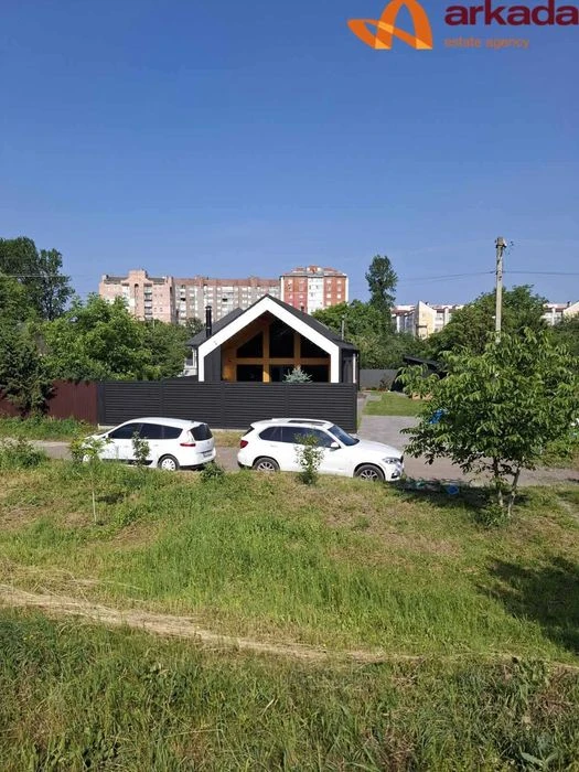 Продаю будинок на березі річки в самомому місті.