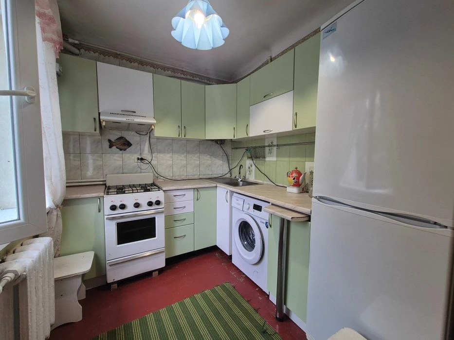 Продам 2-х кімнатну квартиру Бл Центр 5/5цегла 38м кв космет