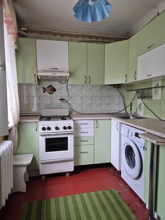 Продам 2-х кімнатну квартиру Бл Центр 5/5цегла 38м кв космет