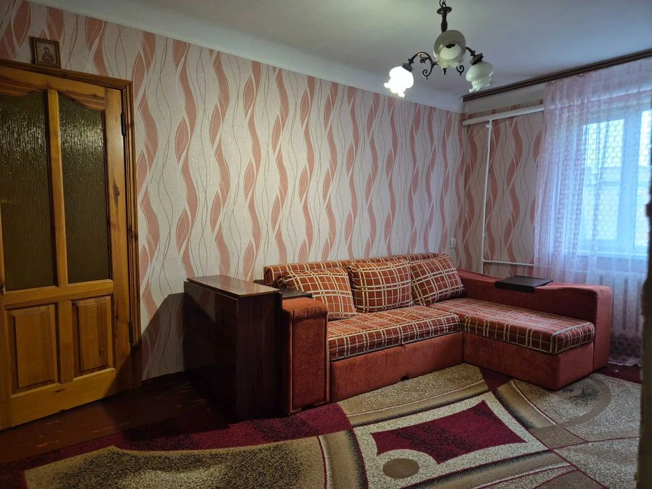 Продам 2-х кімнатну квартиру Бл Центр 5/5цегла 38м кв космет