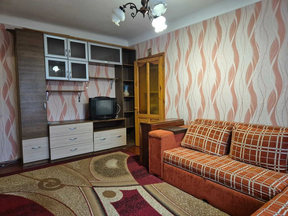 Продам 2-х кімнатну квартиру Бл Центр 5/5цегла 38м кв космет