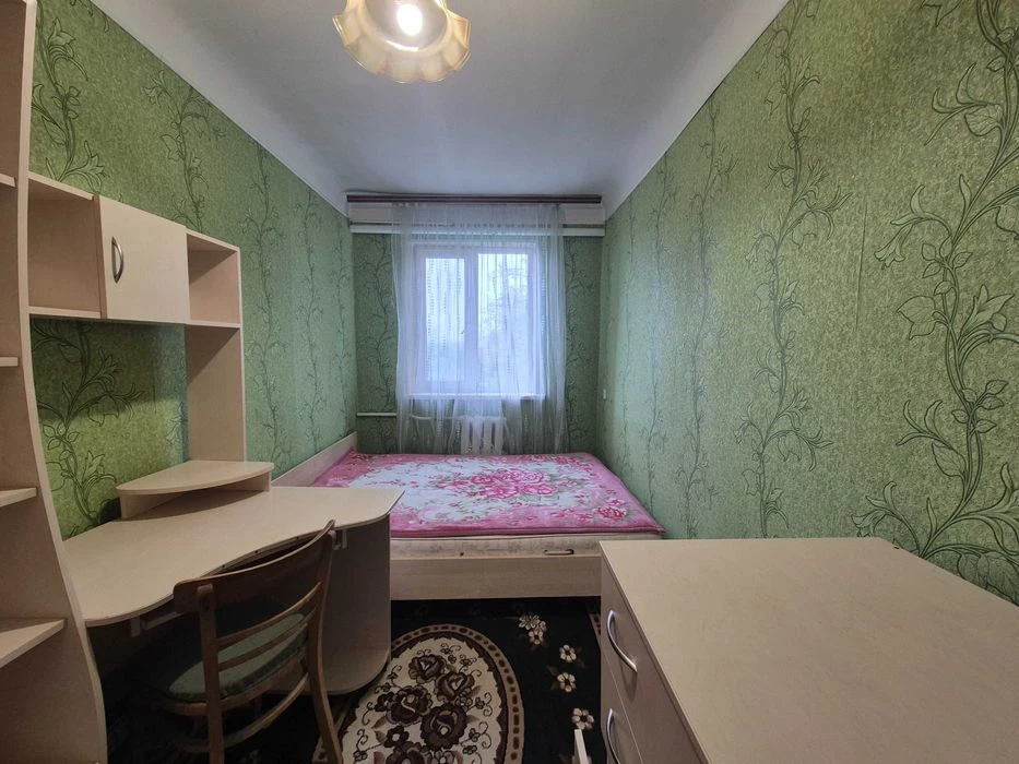 Продам 2-х кімнатну квартиру Бл Центр 5/5цегла 38м кв космет