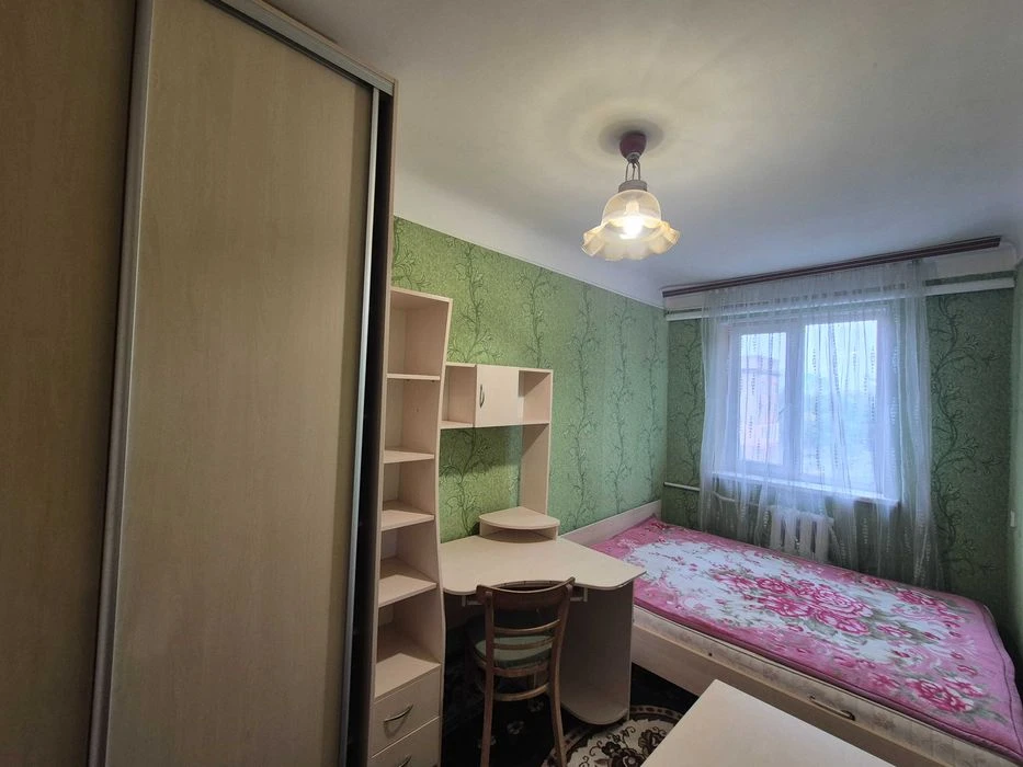 Продам 2-х кімнатну квартиру Бл Центр 5/5цегла 38м кв космет