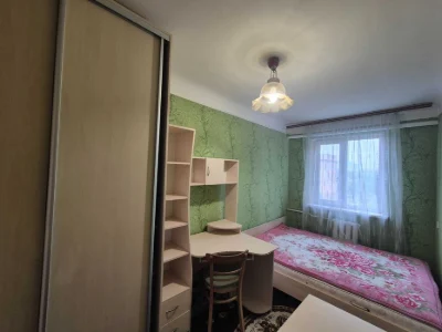 Продам 2-х кімнатну квартиру Бл Центр 5/5цегла 38м кв космет