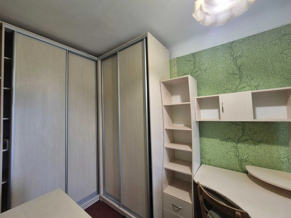 Продам 2-х кімнатну квартиру Бл Центр 5/5цегла 38м кв космет