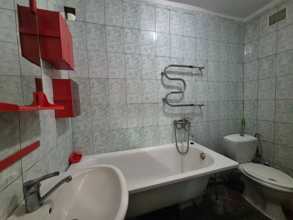 Продам 2-х кімнатну квартиру Бл Центр 5/5цегла 38м кв космет