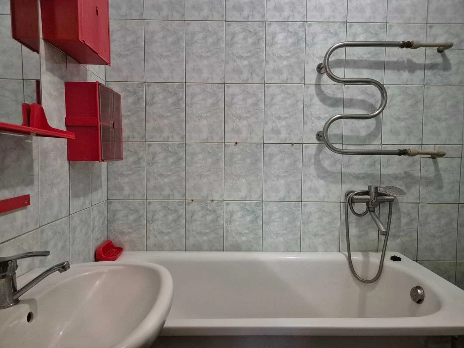Продам 2-х кімнатну квартиру Бл Центр 5/5цегла 38м кв космет