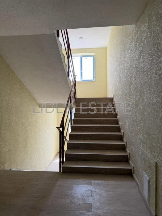 Продам 1-кімн. квартиру 74м² на 2/5 у ЖК Озерний край, Ужгор