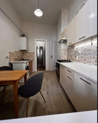 2 кімнатна квартира, центр міста, в. Корзо