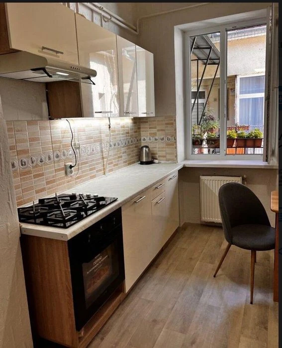 2 кімнатна квартира, центр міста, в. Корзо