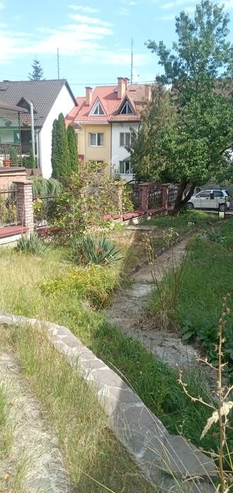 Продам півособняк в центрі.