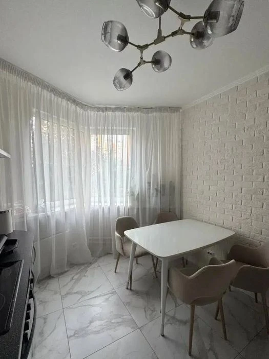 Терміновий продаж 2 кімнатної квартири на Виставці