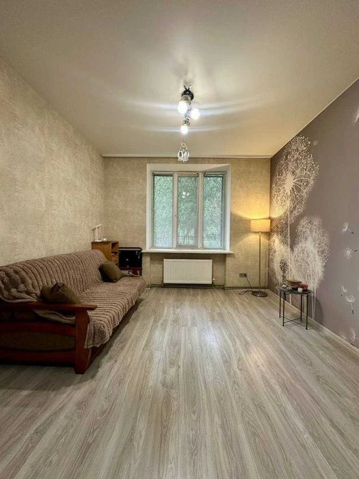 Продам 2к.квартиру, сталинка, ремонт , на Фабрично-Заводской