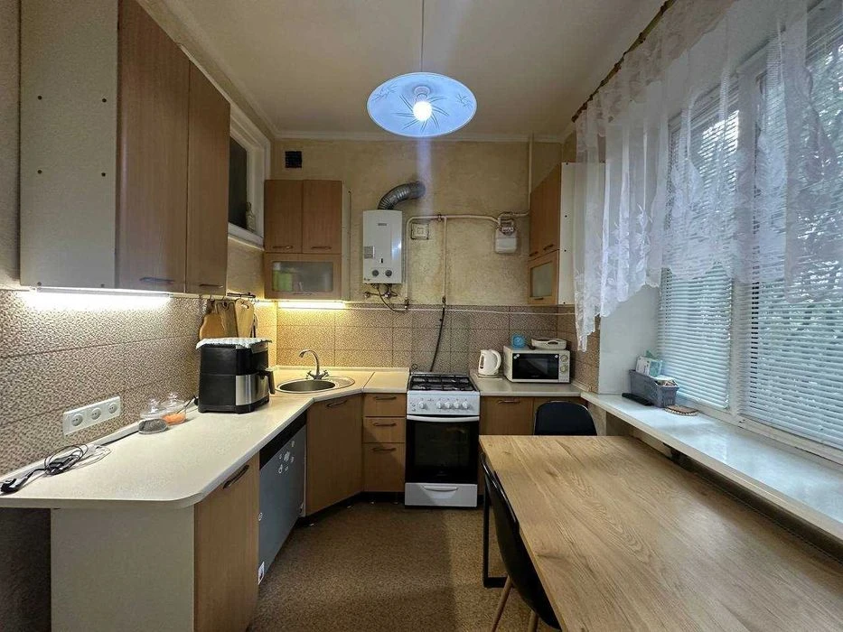 Продам 2к.квартиру, сталинка, ремонт , на Фабрично-Заводской