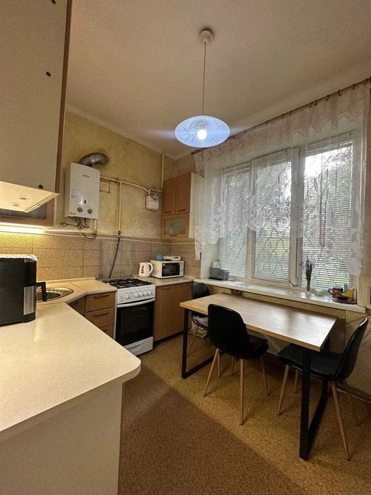 Продам 2к.квартиру, сталинка, ремонт , на Фабрично-Заводской