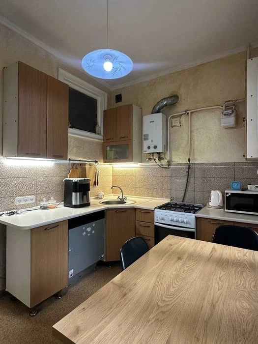 Продам 2к.квартиру, сталинка, ремонт , на Фабрично-Заводской