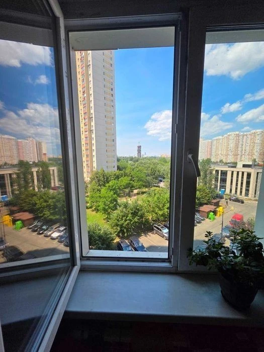 3-room apartment for sale. Poznyaki. Hryhorenka, 14. Floor 6. Heg