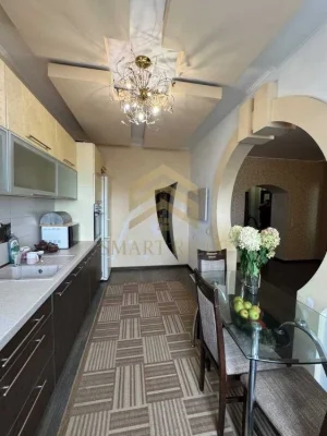 Простора 2-кімнатна квартиру в цегляному будинку  з закритою