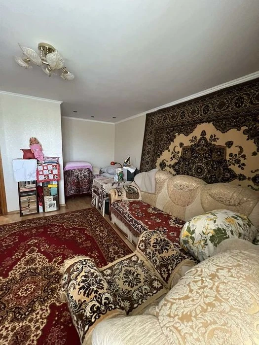 Затишна 1к цегла, не кутова.Меблі залишаються. Мін. оформ. 4