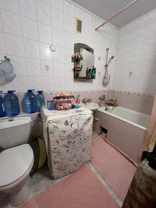 Затишна 1к цегла, не кутова.Меблі залишаються. Мін. оформ. 4