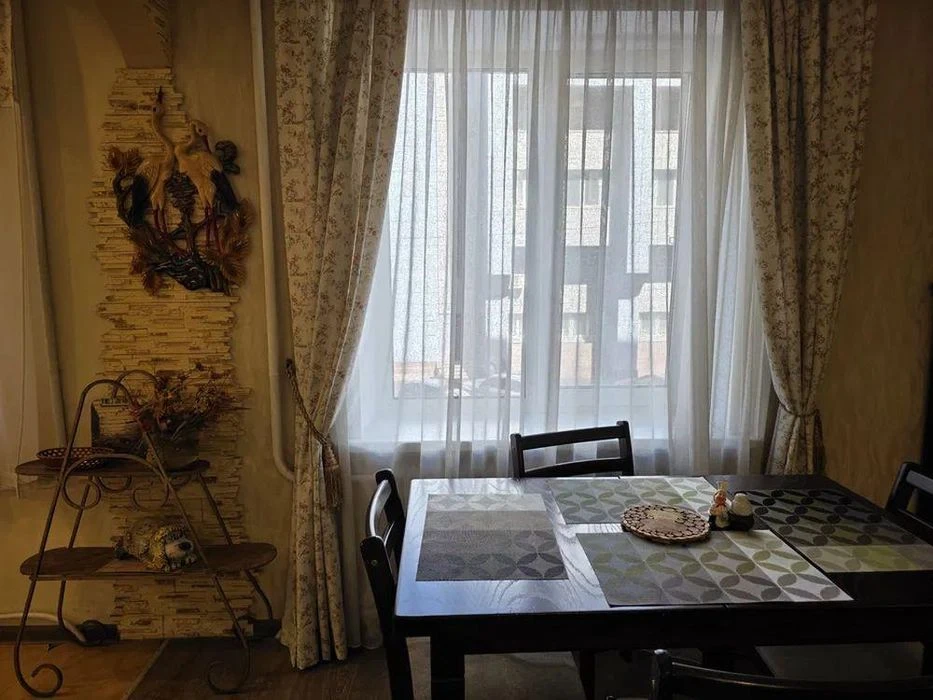 Продам 3-комн квартиру в районе Комсомольская ул.