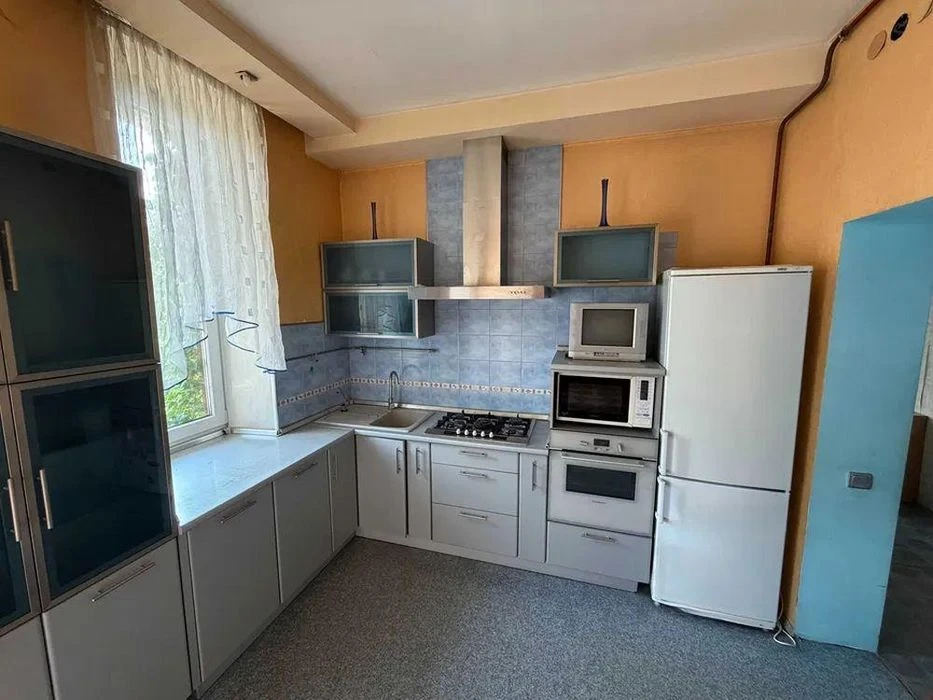 Продам 4-комн квартиру в районе Октябрьская пл.