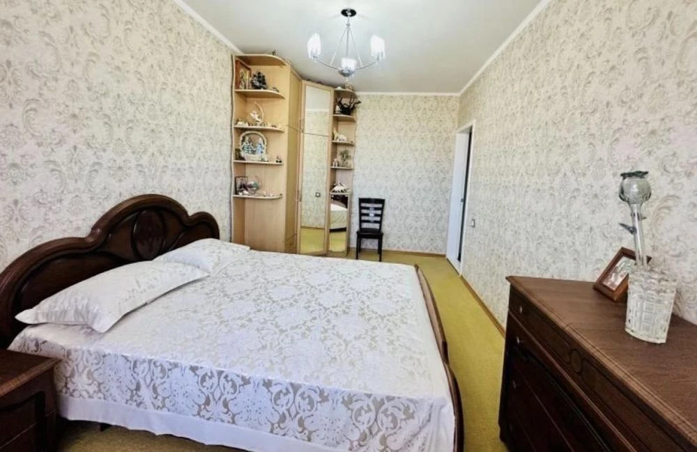 Продам 4-кімнатну квартиру на Давида Ойстраха