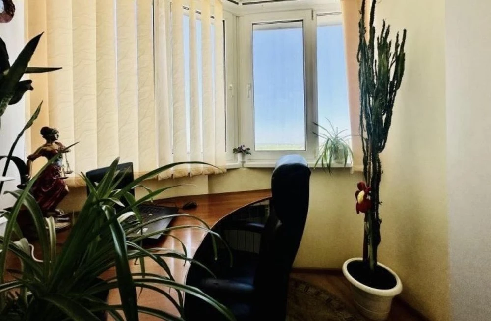 Продам 4-кімнатну квартиру на Давида Ойстраха