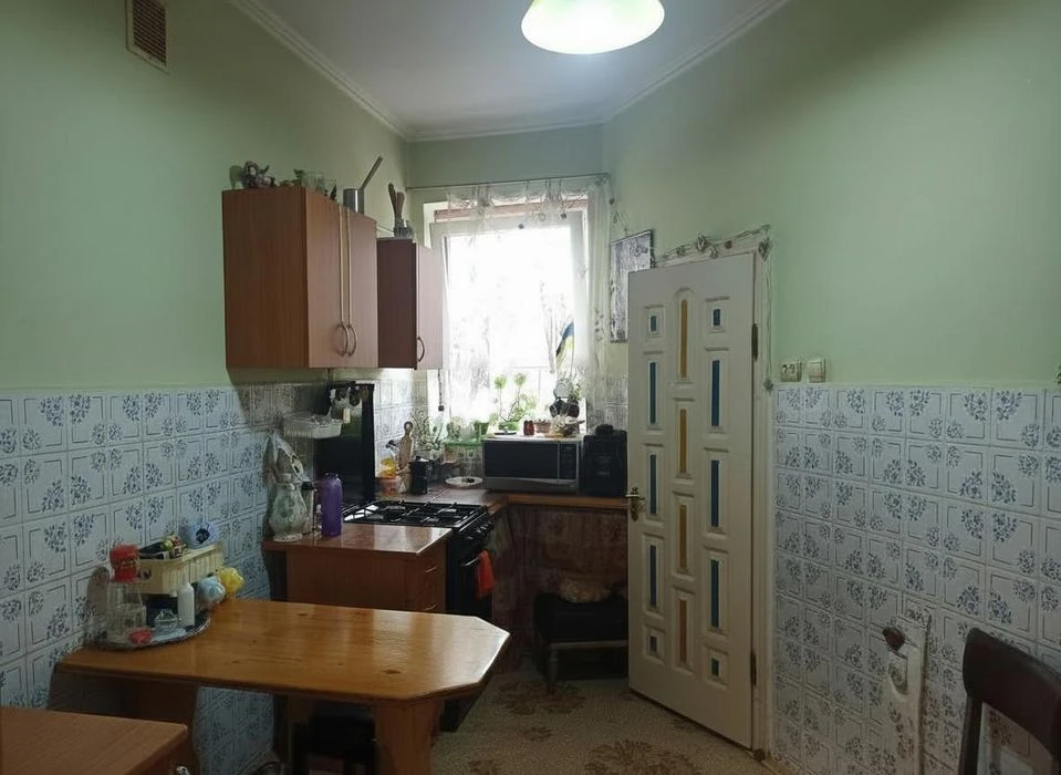 4к з гаражем в центрі. Євідновлення