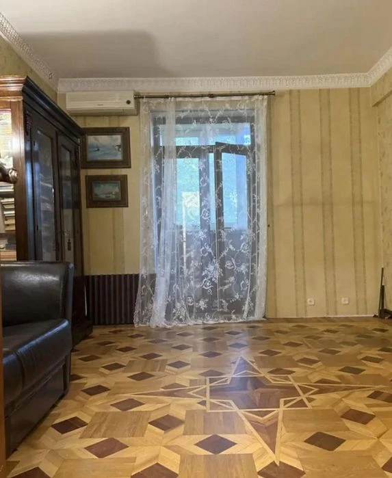 Продам 4-комн квартиру в районе Гончара Олеся ул.