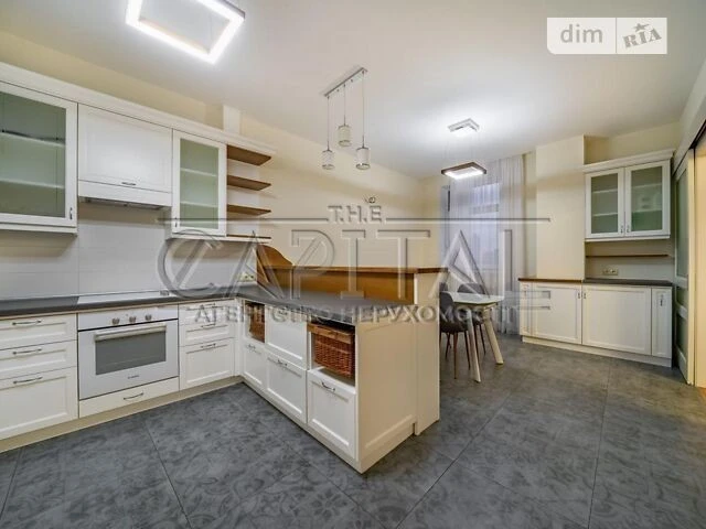 Sale of 4-room apartment 222 sq. m. on Oleksandra Konyskyi St. 4